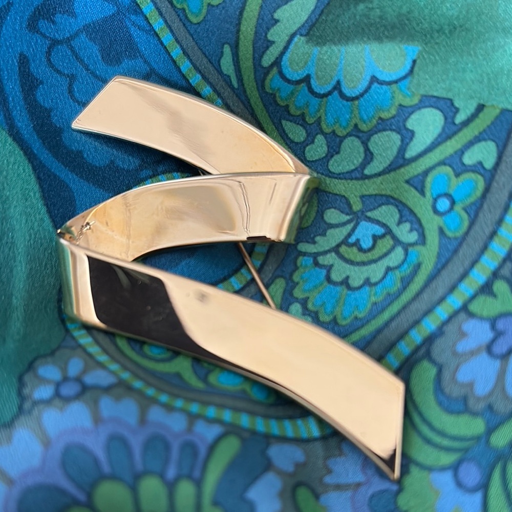 VTG Rare Monet large signed Gold-Tone Women's folded ribbon brooch/pin.